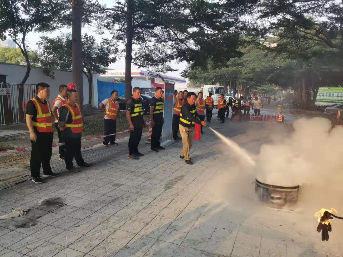 华富各项目组织管理人员和司机进行灭火消防演练